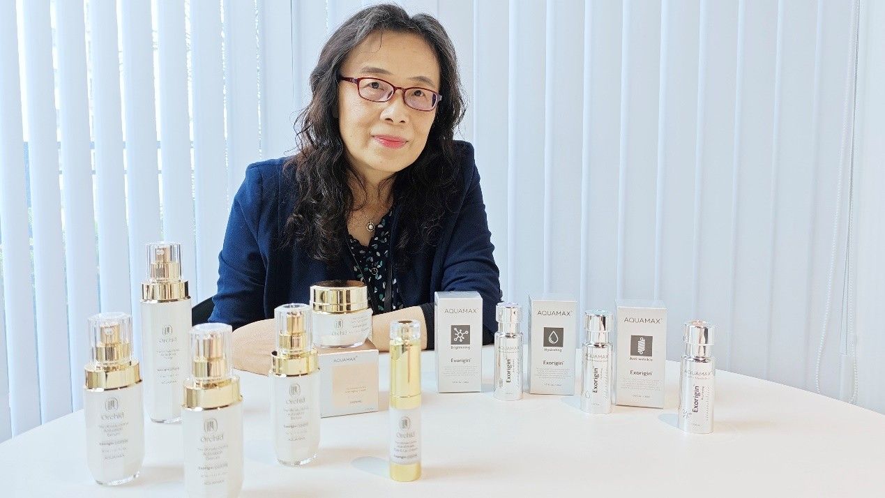 ▲▼郭靜凍齡「肌泌」全靠蘭花？AQUAMAX進駐101狂掀外泌體保養革命。（圖／業者提供）