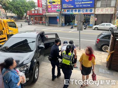屏東翁代步車刁車受困 潮州警背他搭警車...溫馨畫面曝
