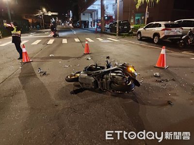 小黃左轉碰撞直行機車!24歲騎士噴飛昏迷搶救中 現場滿地車殼碎片