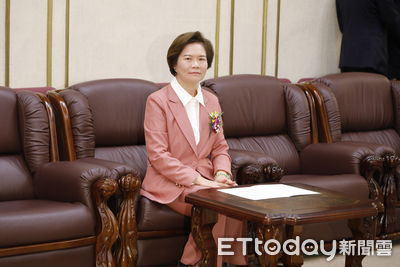 劉書彬粉紅套裝就職喊韓國瑜大學長 期許理直氣和監督問政