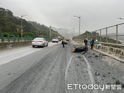 聯結車載淤泥邊開邊漏！灑滿台64線八里段路面　2重機騎士慘摔