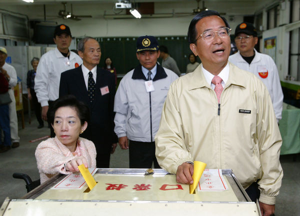 ▲▼2004年3月20日，「防禦性公投」舉行，時任總統陳水扁和夫人吳淑珍在台北投票。（圖／路透）