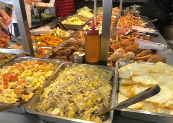 ▲民眾到鹿港某間自助餐店買便當10道菜900元。（圖／民眾提供）