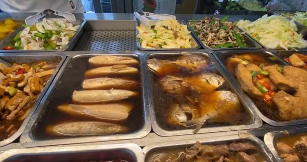 ▲民眾到鹿港某間自助餐店買便當10道菜900元。（圖／民眾提供）
