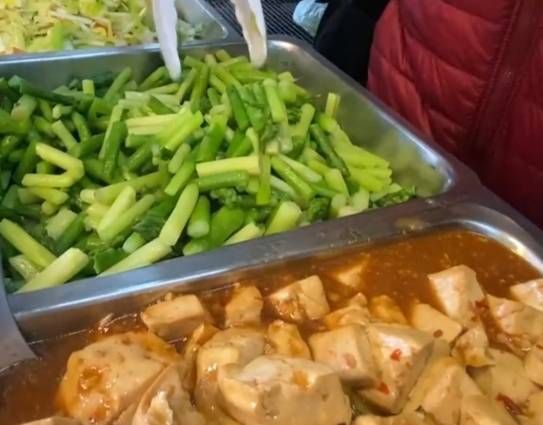 ▲民眾到鹿港某間自助餐店買便當10道菜900元。（圖／民眾提供）