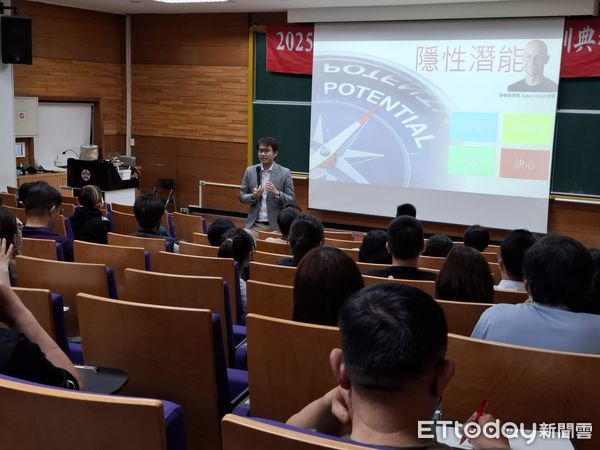 ▲台南市政府攜手國立成功大學開辦「勞工領袖大學初階班」13日開訓，台南市勞工局局長王鑫基、主任秘書陳美顏、成大推廣教育中心主任辛致煒及國際經營管理研究所所長張佑宇等人出席。（圖／記者林東良翻攝，下同）