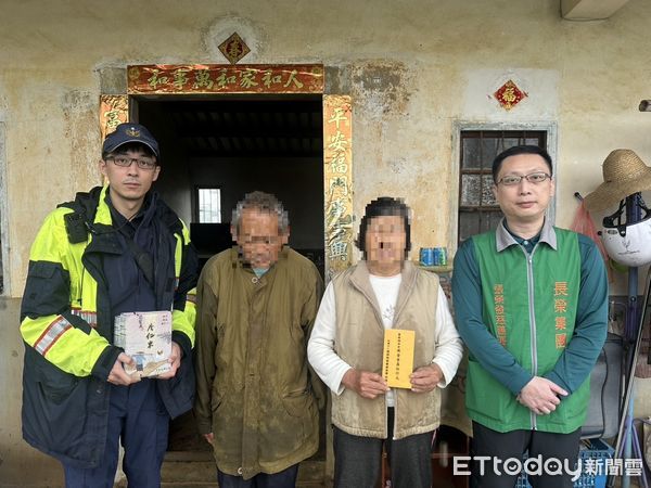 ▲南投分局員警協助弱勢家庭轉介慈善基金會，提供生活物資及慰問金。（圖／記者高堂堯翻攝）
