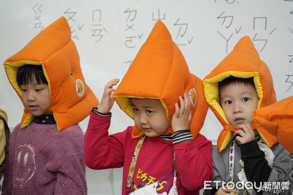 ▲南投市公所贈送全市幼兒2500頂防災頭套。（圖／記者高堂堯翻攝）