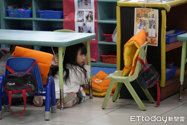 ▲南投市公所贈送全市幼兒2500頂防災頭套。（圖／記者高堂堯翻攝）