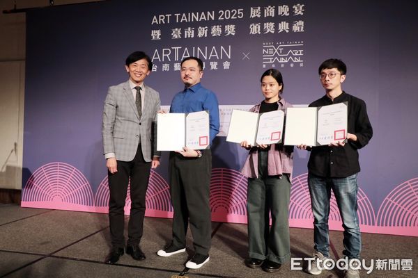 ▲台南市政府13日晚間於晶英酒店舉行「2025台南新藝獎」頒獎典禮，由台南市副市長葉澤山代表市長黃偉哲頒發獎座予新藝獎得主。（圖／記者林東良翻攝，下同）
