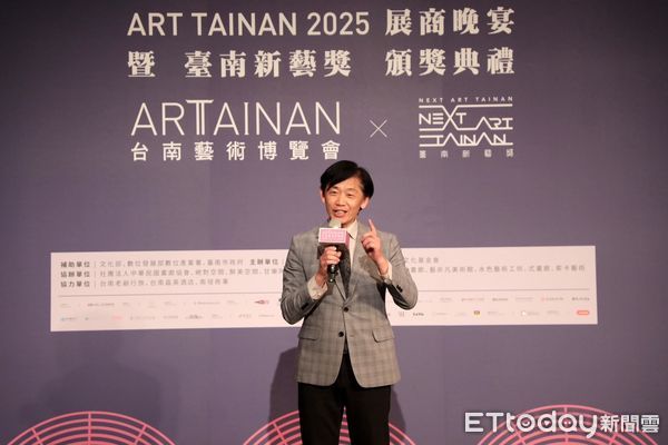 ▲台南市政府13日晚間於晶英酒店舉行「2025台南新藝獎」頒獎典禮，由台南市副市長葉澤山代表市長黃偉哲頒發獎座予新藝獎得主。（圖／記者林東良翻攝，下同）