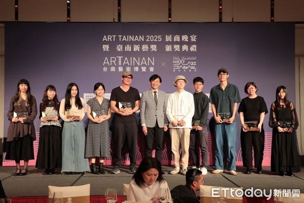 ▲台南市政府13日晚間於晶英酒店舉行「2025台南新藝獎」頒獎典禮，由台南市副市長葉澤山代表市長黃偉哲頒發獎座予新藝獎得主。（圖／記者林東良翻攝，下同）