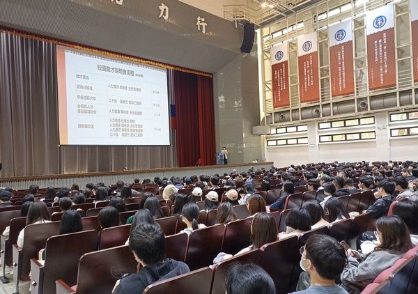 ▲中原大學和企業舉辦徵才說明會