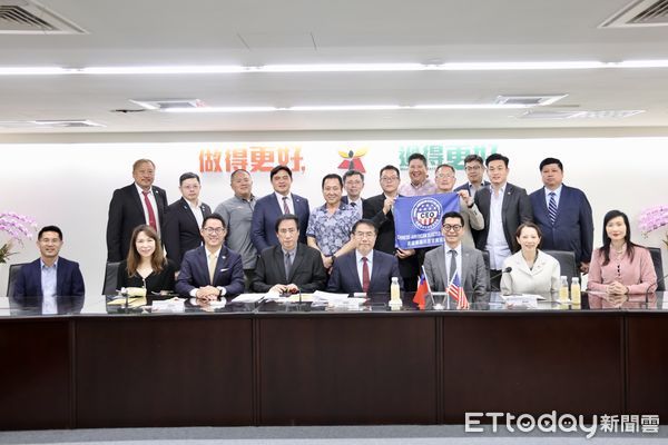▲美國華裔民選官員協會在劉珝林會長的率領下一行19人於13日拜會台南市政府，黃偉哲市長偕新聞及國際關係處長蘇恩恩會見訪團。（圖／記者林東良翻攝，下同）