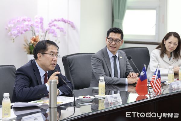 ▲美國華裔民選官員協會在劉珝林會長的率領下一行19人於13日拜會台南市政府，黃偉哲市長偕新聞及國際關係處長蘇恩恩會見訪團。（圖／記者林東良翻攝，下同）