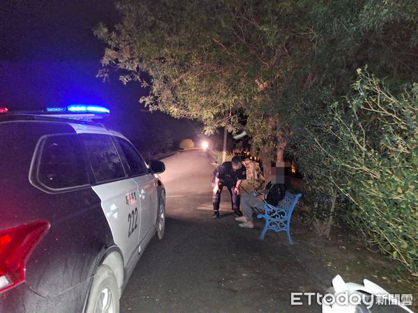 ▲里港警分局大平派出所副所長蔡顏名、警員黃雍程            找到黃男。（圖／記者陳崑福翻攝）