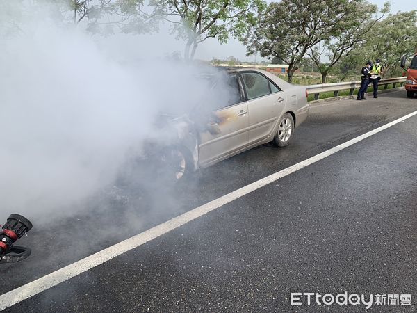 ▲國道1號南下276.4公里處，傳出火燒車事件，14日上午8時28分許傳出火燒車事件，車上2人及時逃生。（圖／民眾提供，下同）