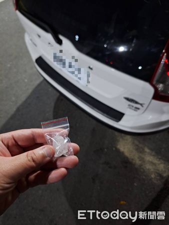 ▲▼高雄男凌晨開車恍神自撞分隔島　被抓包「車藏安毒」下場慘了。（圖／記者賴文萱翻攝）