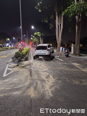 ▲▼高雄男凌晨開車恍神自撞分隔島　被抓包「車藏安毒」下場慘了。（圖／記者賴文萱翻攝）
