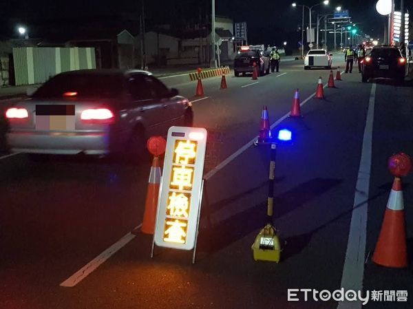 ▲台南市警學甲分局展開為期5日的「酒駕零容忍」專案執法行動，13日聯合環保局及麻豆監理站共同執行聯合稽查勤務時，查獲酒駕案件。（圖／記者林東良翻攝，下同）