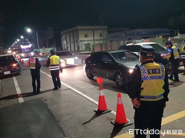 ▲台南市警學甲分局展開為期5日的「酒駕零容忍」專案執法行動，13日聯合環保局及麻豆監理站共同執行聯合稽查勤務時，查獲酒駕案件。（圖／記者林東良翻攝，下同）