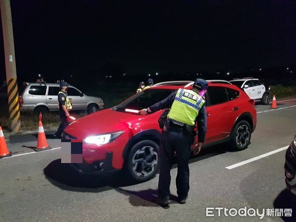 ▲台南市警學甲分局展開為期5日的「酒駕零容忍」專案執法行動，13日聯合環保局及麻豆監理站共同執行聯合稽查勤務時，查獲酒駕案件。（圖／記者林東良翻攝，下同）