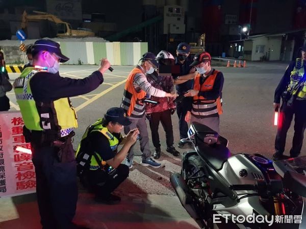 ▲台南市警學甲分局展開為期5日的「酒駕零容忍」專案執法行動，13日聯合環保局及麻豆監理站共同執行聯合稽查勤務時，查獲酒駕案件。（圖／記者林東良翻攝，下同）