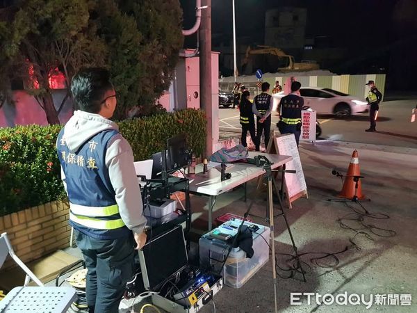 ▲台南市警學甲分局展開為期5日的「酒駕零容忍」專案執法行動，13日聯合環保局及麻豆監理站共同執行聯合稽查勤務時，查獲酒駕案件。（圖／記者林東良翻攝，下同）