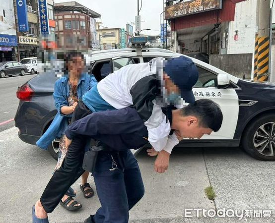 ▲潮州警分局中山路派出所員警揹阿伯上下車             。（圖／記者陳崑福翻攝）