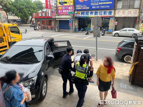 ▲潮州警分局中山路派出所員警揹阿伯上下車             。（圖／記者陳崑福翻攝）