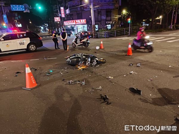 ▲新店車禍，直行機車騎士噴飛昏迷。（圖／記者陸運陞翻攝，下同）