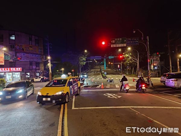 ▲新店車禍，直行機車騎士噴飛昏迷。（圖／記者陸運陞翻攝，下同）