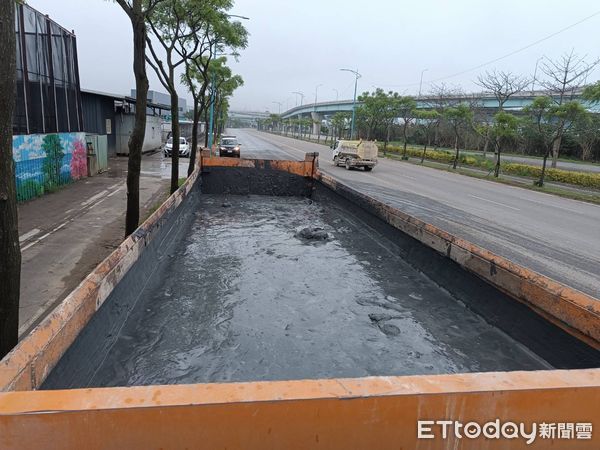 ▲▼        新北市台64線西行6.1K處     。（圖／記者陸運陞翻攝）