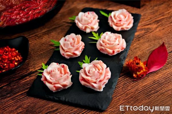 ▲鱈魚漿告白玫瑰花。（圖／舞古賀mini鍋物提供）