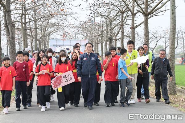 ▲白河木棉花季開幕，市長黃偉哲、市議員王宣貿，一同邀請大家來台南賞花、喝咖啡，見證這場美麗的花季盛會。（圖／記者林東良翻攝，下同）