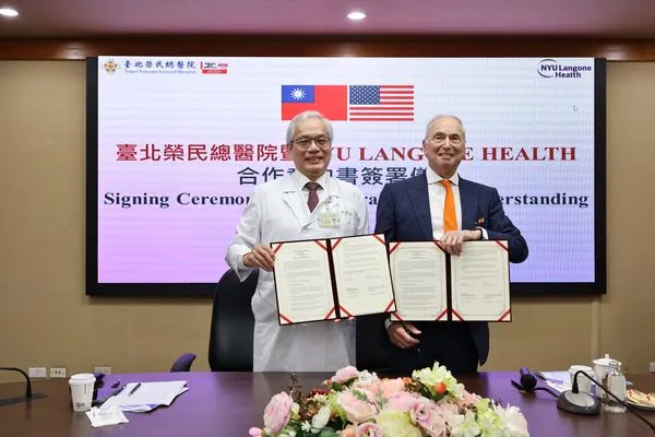 ▲▼臺北榮總獲得紐約大學朗格尼醫學中心第一份海外合作備忘錄(左起:陳威明院長、Robert I. Grossman首席執行長)。（圖／台北榮總提供）