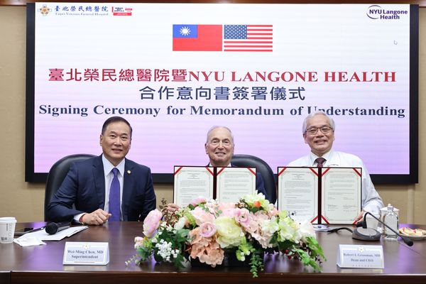 ▲▼辜仲立先生(左)促成臺北榮總與紐約大學朗格尼醫學中心簽署合作備忘錄。（圖／台北榮總提供）