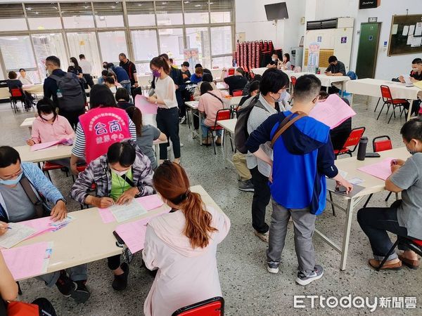 ▲台南就業中心於3月18日、19日及20日連3天舉辦一系列徵才活動，涵蓋各行各業，共計14家企業提供近500個職缺。（圖／記者林東良翻攝，下同）