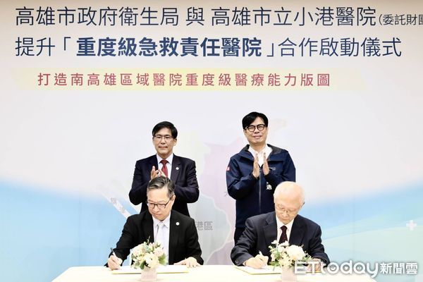 ▲高醫大董事長陳建志、高雄市長陳其邁共同見證高醫大校長余明隆及高雄市衛生局長黃志中雙方簽署合作意向書。（圖／記者許宥孺翻攝）