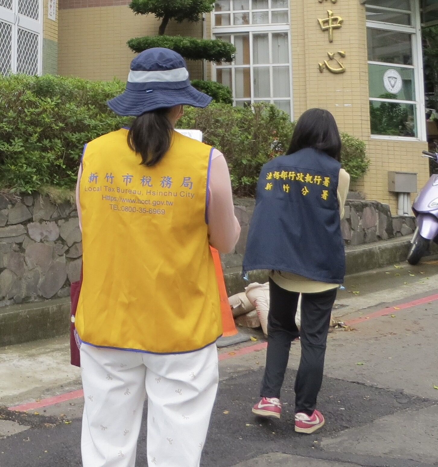 ▲稅務團隊與法務部行政執行署聯手前往社區實地勘查。（圖／新竹市稅務局）