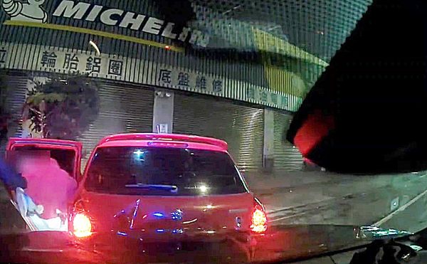 ▲桃園市警局保大員警昨晚在蘆竹區巡邏時，一輛轎車拒絕攔查且加速逃逸，警方圍捕攔查到案，將駕駛拉車車外。（圖／市警局保大提供）