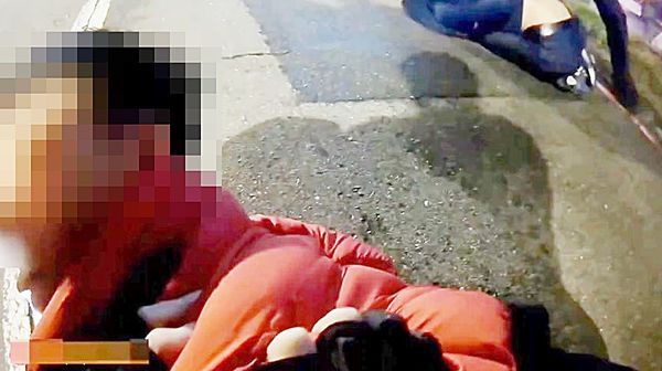 ▲桃園市警局保大員警將廖姓駕駛拉車車外壓制到案。（圖／市警局保大提供）