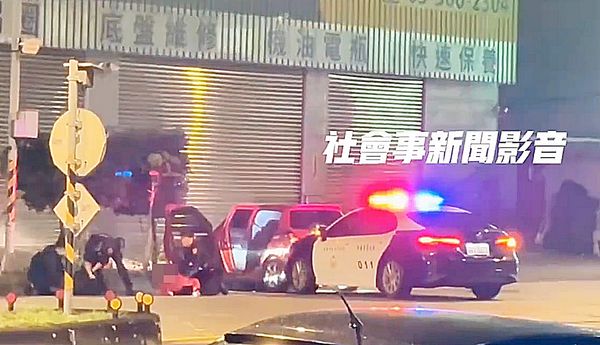 ▲桃園市警局保大員警昨晚在蘆竹區巡邏時，一輛轎車拒絕攔查且加速逃逸，警方圍捕攔查到案，過程被路人拍下畫面。（圖／翻攝自臉書《社會事新聞影音》）