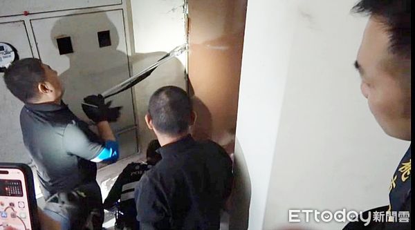 ▲桃園市中壢警分局在轄區中美路二段上某大樓查獲百家樂職業賭場，員警持破壞器材衝入賭場。（圖／記者沈繼昌翻攝）