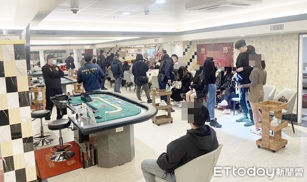 ▲桃園市中壢警分局在轄區中美路二段上某大樓查獲百家樂職業賭場，警方在現場清查賭客身分與查扣賭具等證物。（圖／記者沈繼昌翻攝）
