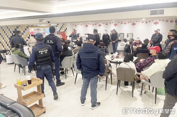 ▲桃園市中壢警分局在轄區中美路二段上某大樓查獲百家樂職業賭場，警方在清查賭客身分。（圖／記者沈繼昌翻攝）
