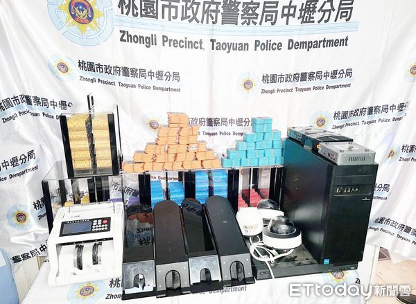 ▲桃園市中壢警分局在轄區中美路二段上某大樓查獲百家樂職業賭場，警方查扣賭具、監視器與籌碼等證物。（圖／記者沈繼昌翻攝）