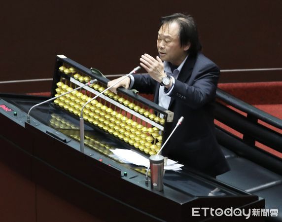 ▲▼王世堅送卓榮泰 大算盤  要求精打細算。（圖／記者屠惠剛攝）