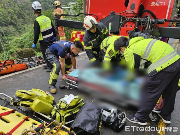 ▲▼ 新北市新店區華潭街今（14）日上午，一台小車不明原因滑落約30米深的邊坡  。（圖／記者陸運陞翻攝）