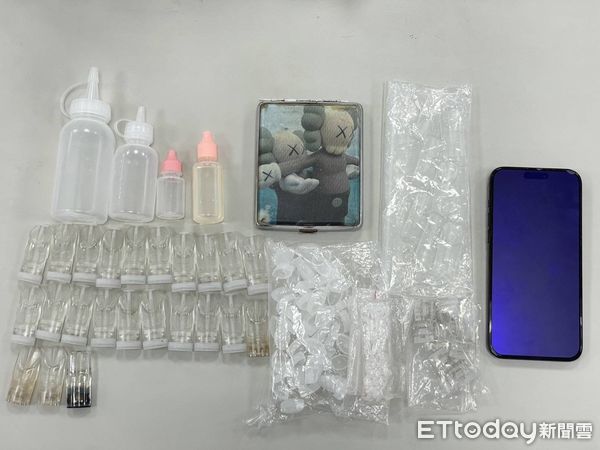 ▲▼長髮女帶新版喪屍菸彈分享毒友，警方搜出整罐說賣很大喔。（圖／警方提供，下同）